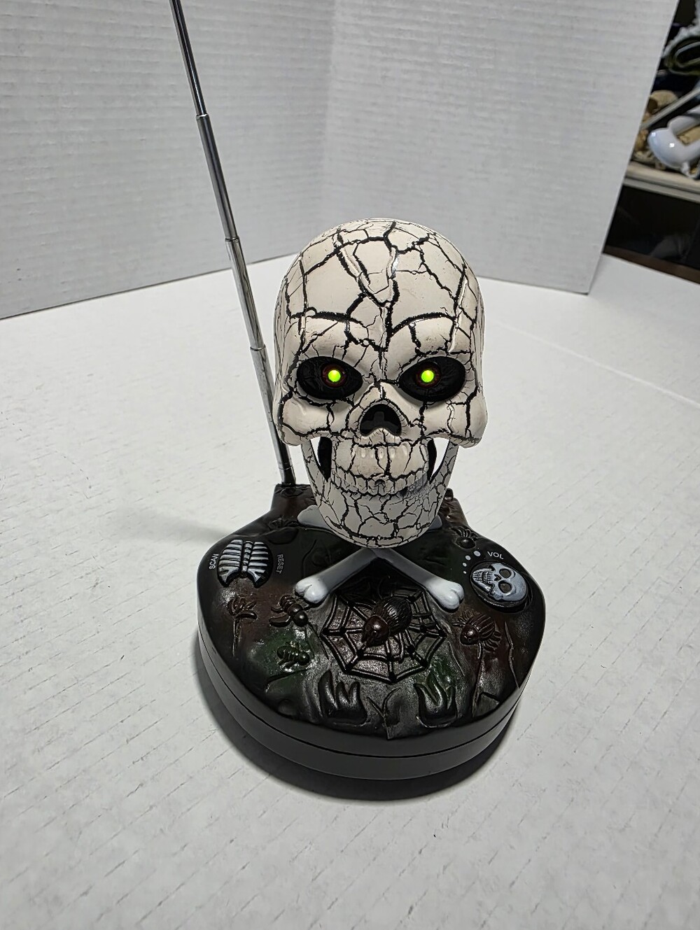 Skull FM Radio Light-Up Eyes Moving Jaw Scan/Volume Button 3 AA Batteries
